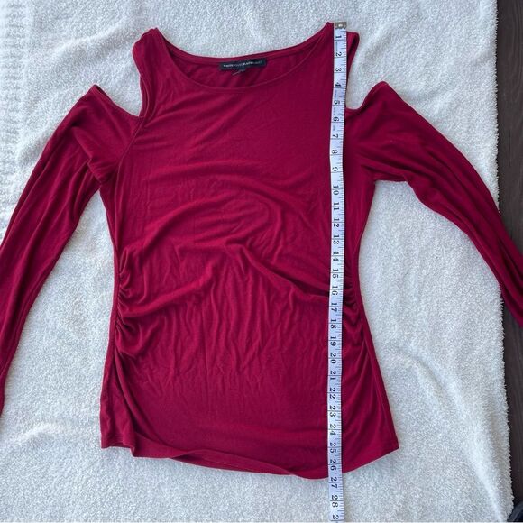 🎉Host Pick🎉 White House Black Market Cold Shoulder Red Lightweight Medium Top - Picture 7 of 7